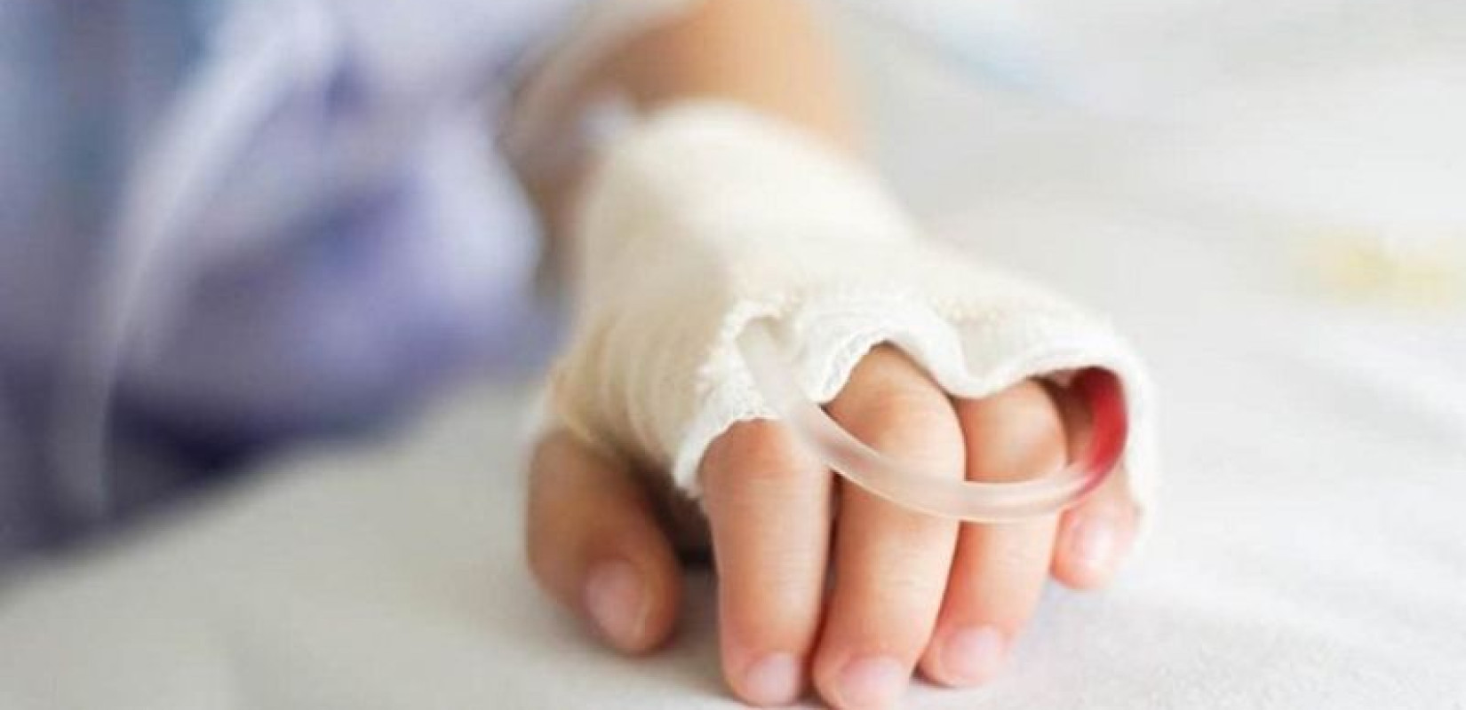 Κρήτη: Μάχη για τη ζωή του δίνει το 3χρονο αγόρι που βασανίστηκε από τη μητέρα του και τον σύντροφό της