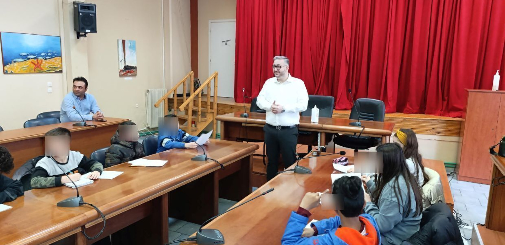 Ωραιόκαστρο: Δήμαρχος και μαθητές συζήτησαν για την προστασία της δημόσιας περιουσίας Ωραιόκαστρο: Δήμαρχος και μαθητές συζήτησαν για την προστασία της δημόσιας περιουσίας