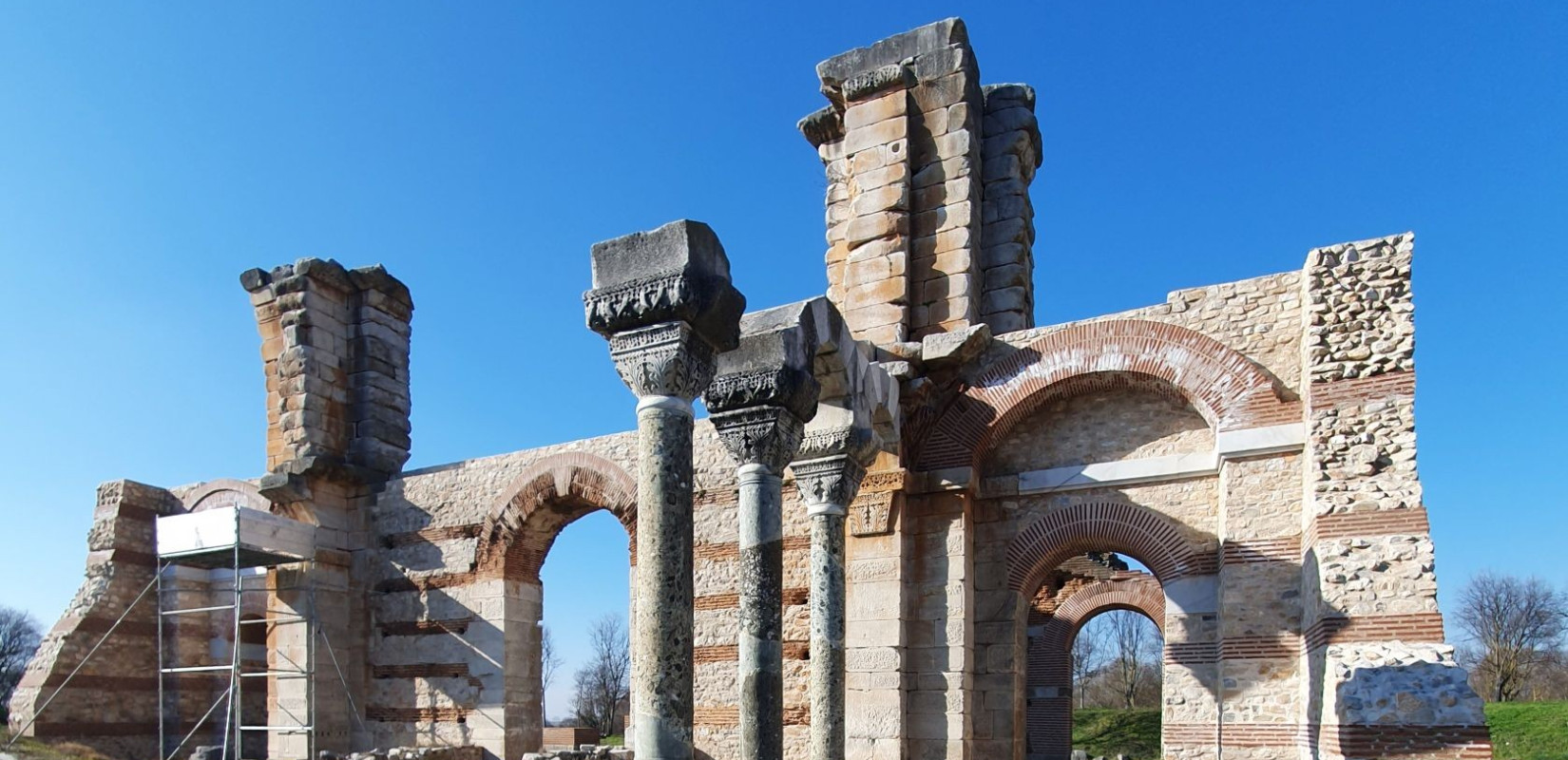 Εντυπωσιακή αναστήλωση τμήματος της Βασιλικής Β' των Φιλίππων (φωτ.)