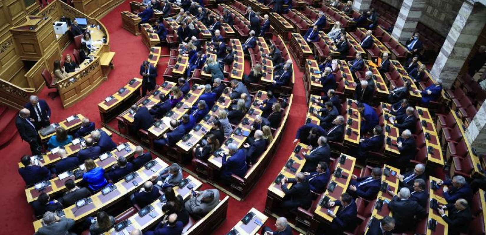 Βουλή: Τροπολογία ΣΥΡΙΖΑ-ΠΣ για επαναφορά δώρων εορτών και αδείας σε εργαζόμενους στο Δημόσιο