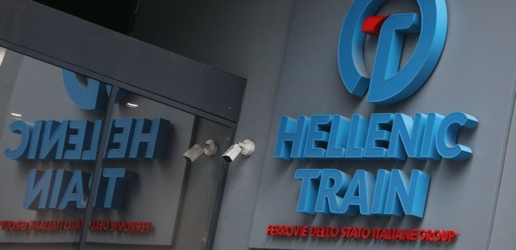 Βόμβα Hellenic Train: Βίντεο δείχνει την ώρα που ο δράστης την τοποθετεί έξω από τα γραφεία