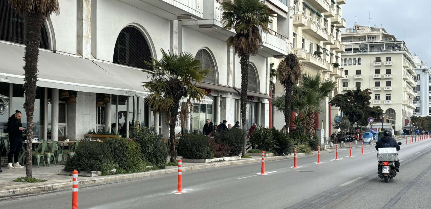 Θεσσαλονίκη: Πασαλάκια στην αριστερή λωρίδα της Λ. Νίκης για το φόβο των παράνομα παρκαρισμένων ΙΧ (βίντεο)