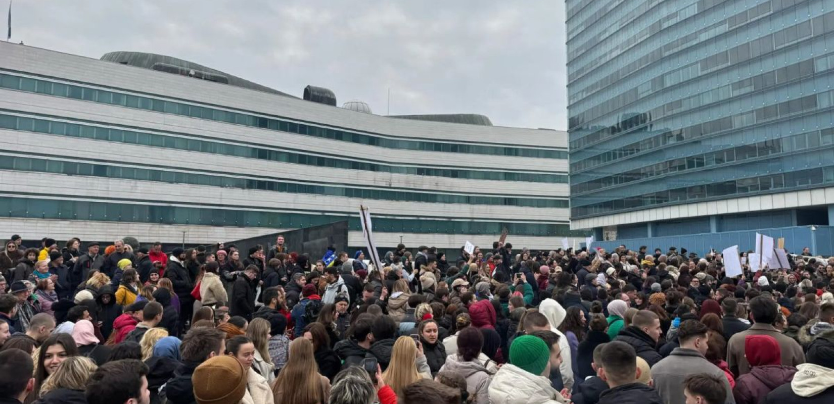 Στον δρόμο οι φοιτητές στο Σαράγεβο μετά τις φονικές πλημμύρες (βίντεο)
