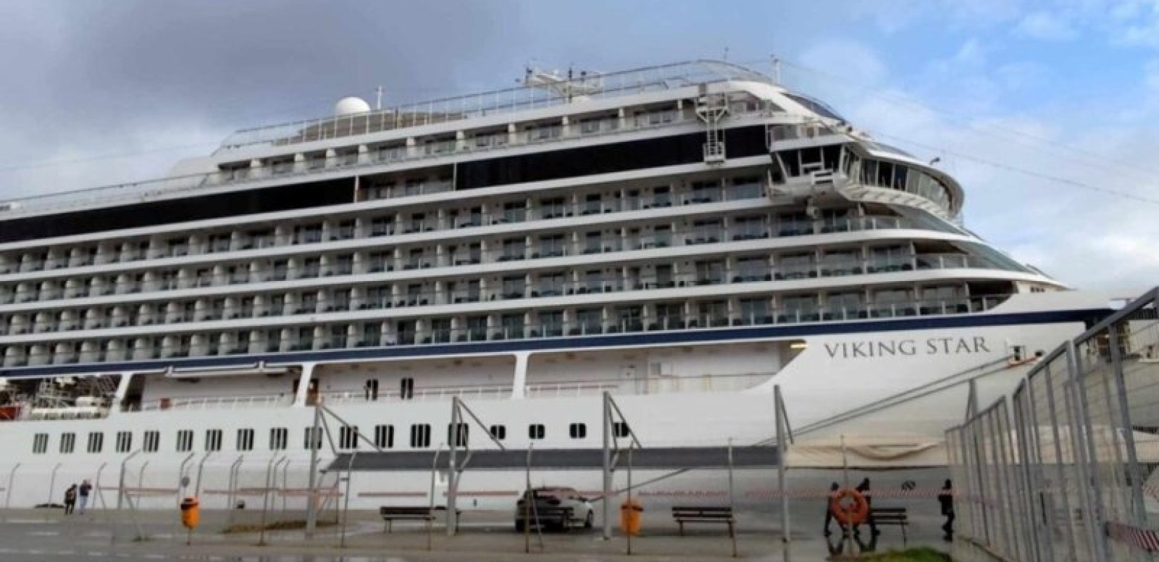 Το πρώτο κρουαζιερόπλοιο της σεζόν έδεσε στη Σούδα αντί για το λιμάνι της Σαντορίνης (βίντεο)