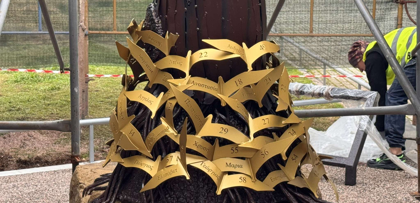 Θεσσαλονίκη: 57 χρυσά  πουλιά «ρίζωσαν» στο «Δέντρο της Μνήμης» για τα θύματα των Τεμπών (βίντεο) Θεσσαλονίκη: 57 χρυσά  πουλιά «ρίζωσαν» στο «Δέντρο της Μνήμης» για τα θύματα των Τεμπών (βίντεο)