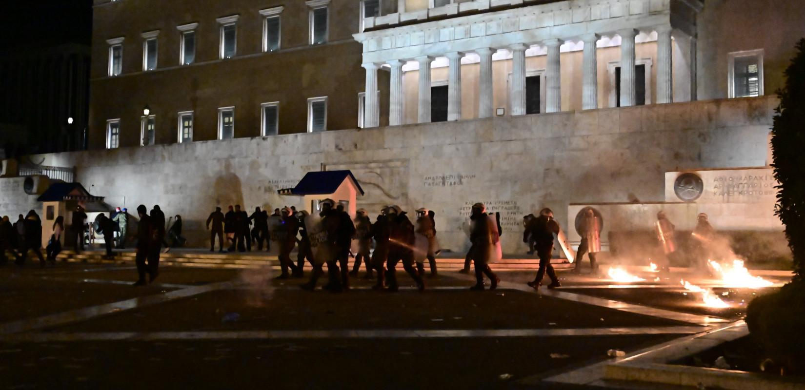 Αθήνα: Επεισόδια και μολότοφ έξω από τη Βουλή (βίντεο)