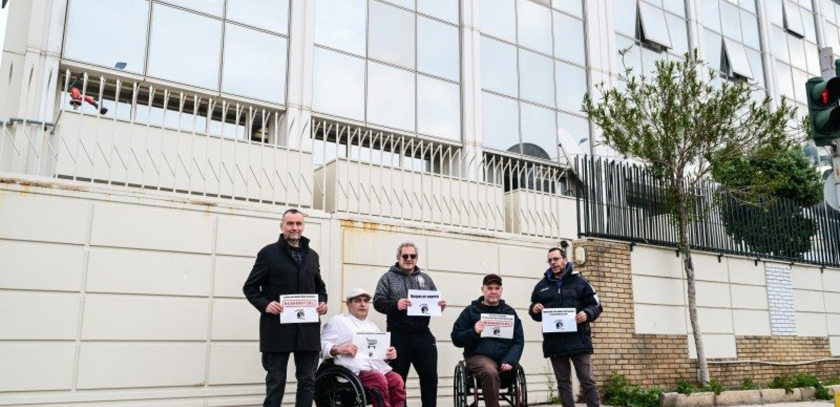 Διαμαρτυρία έξω από τον ΣΚΑΪ για το σχόλιο του Δ. Οικονόμου - «Όχι στον μισαναπηρισμό»