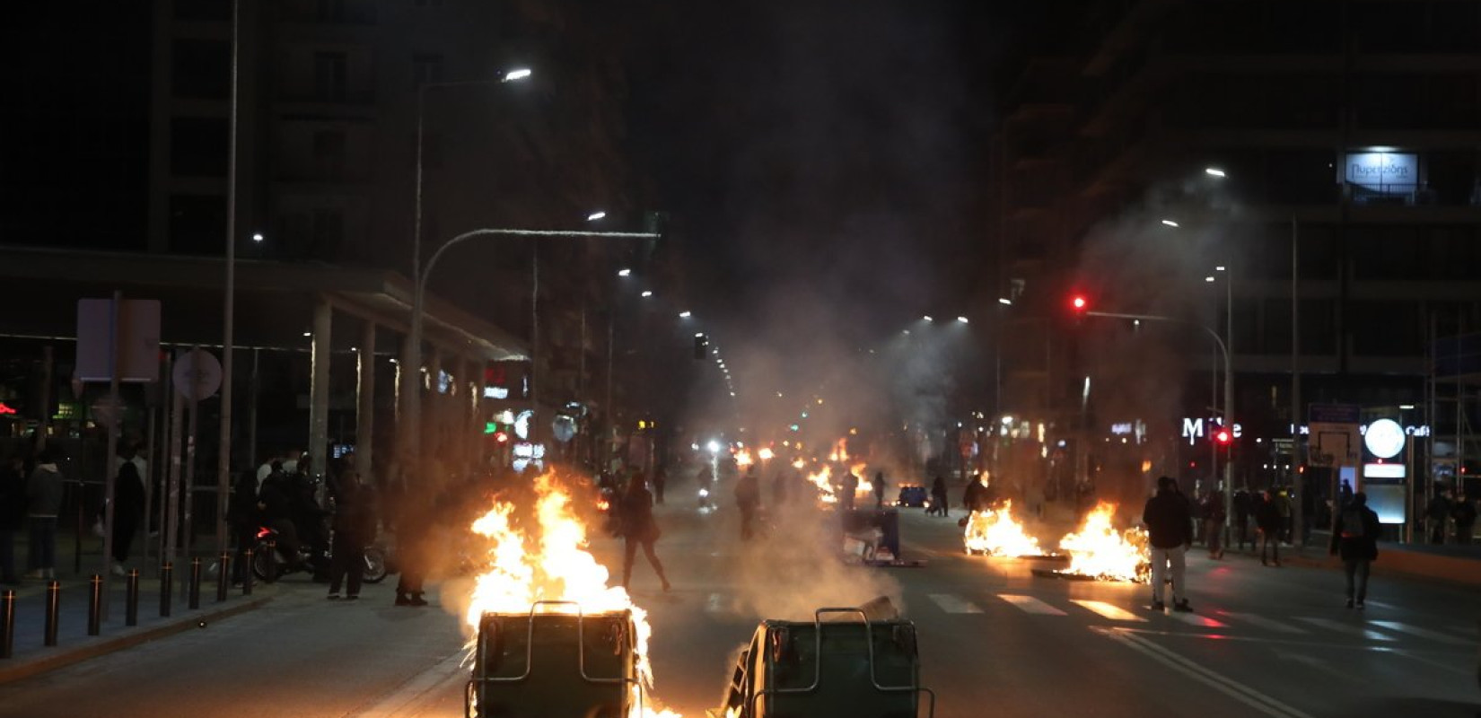 Πάνω από 90 προσαγωγές και επτά συλλήψεις για τα επεισόδια τη νύχτα της Παρασκευής σε Θεσσαλονίκη και Αθήνα