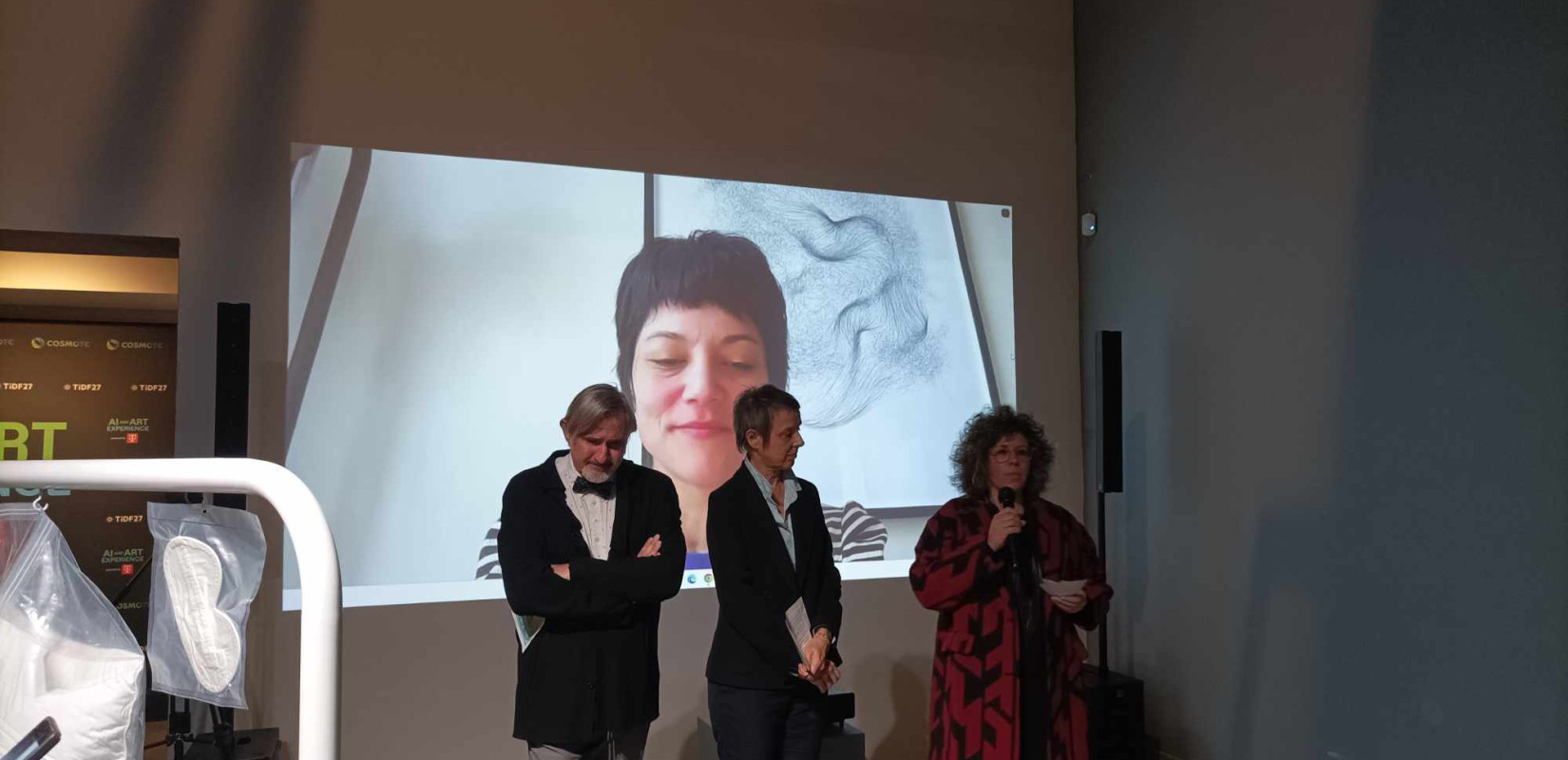 27ο ΦΝΘ: Κι αν το λογισμικό Alexa ήταν άνθρωπος; - Μια εικαστική εγκατάσταση που θέτει ερωτήματα και δεν δίνει απαντήσεις 27ο ΦΝΘ: Κι αν το λογισμικό Alexa ήταν άνθρωπος; - Μια εικαστική εγκατάσταση που θέτει ερωτήματα και δεν δίνει απαντήσεις