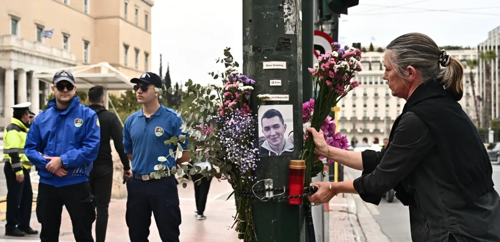 Αθήνα: Συγκέντρωση έξω από τη Βουλή στη μνήμη του Ιάσονα Λαλαούνη που σκοτώθηκε σε τροχαίο Αθήνα: Συγκέντρωση έξω από τη Βουλή στη μνήμη του Ιάσονα Λαλαούνη που σκοτώθηκε σε τροχαίο