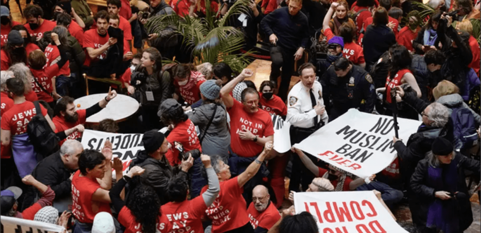 ΗΠΑ: Εβραίοι ακτιβιστές υπέρ της Παλαιστίνης έκαναν καθιστική διαμαρτυρία στη Νέα Υόρκη