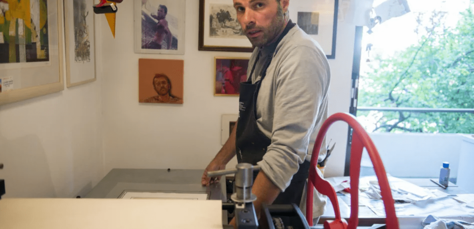 Χριστόφορος Κατσαδιώτης: Αυτός είναι ο καλλιτέχνης τα έργα του οποίου βανδάλισε ο βουλευτής της Νίκης