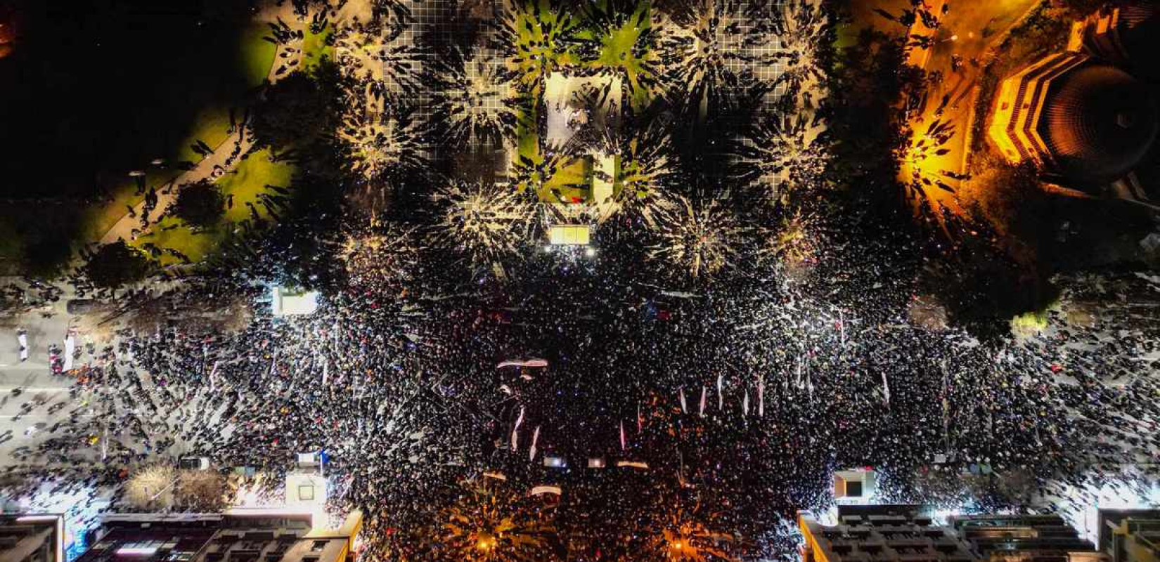 Θεσσαλονίκη: Χιλιάδες πολίτες «στο δρόμο» ζητώντας δικαιοσύνη για τα Τέμπη (βίντεο)