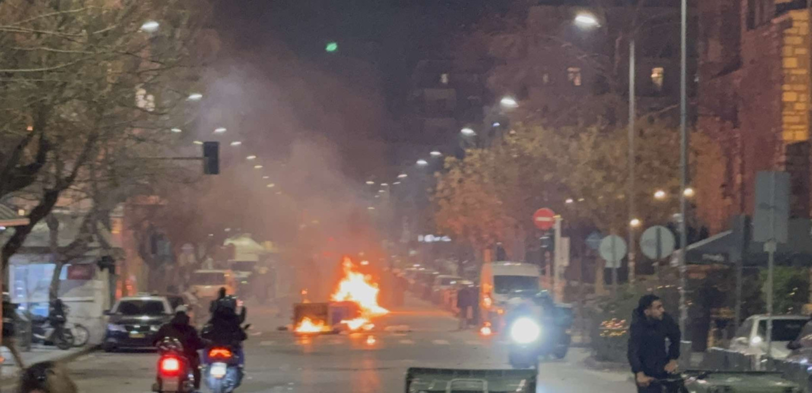 Νύχτα επεισοδίων στη Θεσσαλονίκη: Φωτιές σε κάδους, οδοφράγματα και χημικά - Δείτε τη στιγμή της επίθεσης κουκουλοφόρων σε άνδρα των ΜΑΤ - 30 προσαγωγές (βίντεο)