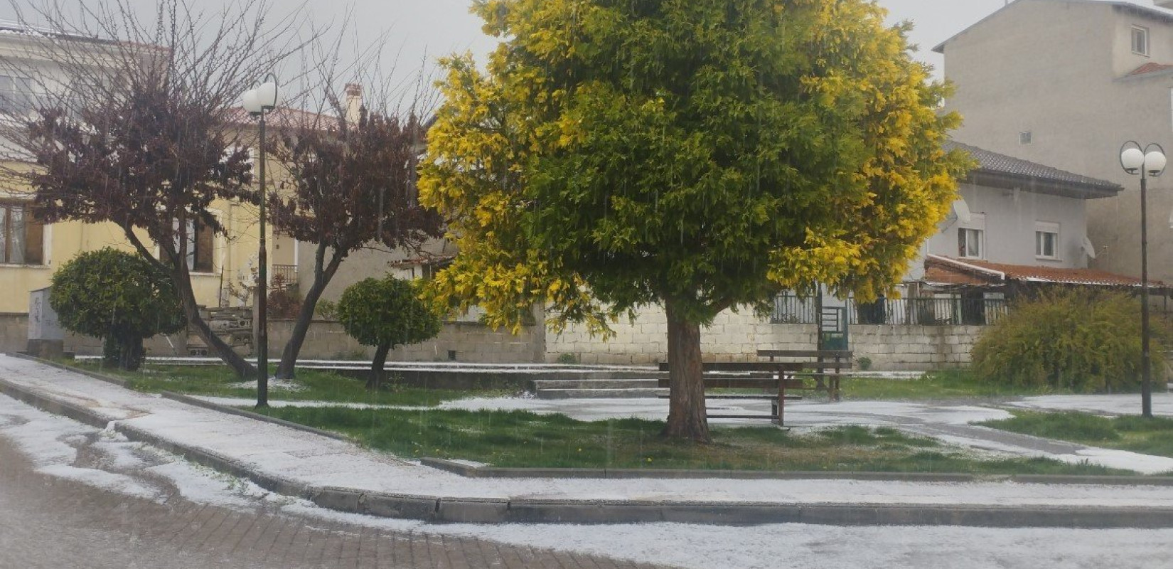 Κοζάνη: Ξαφνικός... χειμώνας - Άσπρισαν οι δρόμοι από έντονη χαλαζόπτωση