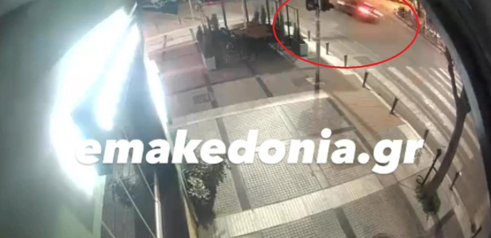 Θεσσαλονίκη: Δείτε τη σφοδρή σύγκρουση αυτοκινήτου με τρέιλερ - Στο νοσοκομείο μια γυναίκα (βίντεο)