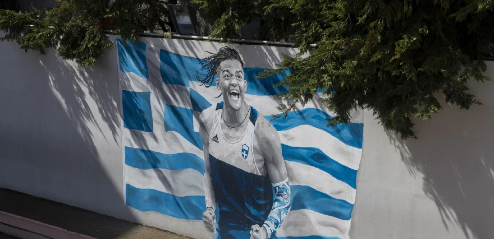 Θεσσαλονίκη: Ο Εμμανουήλ Καραλής έγινε γκράφιτι σε σχολείο - Πώς αντέδρασε ο Ολυμπιονίκης