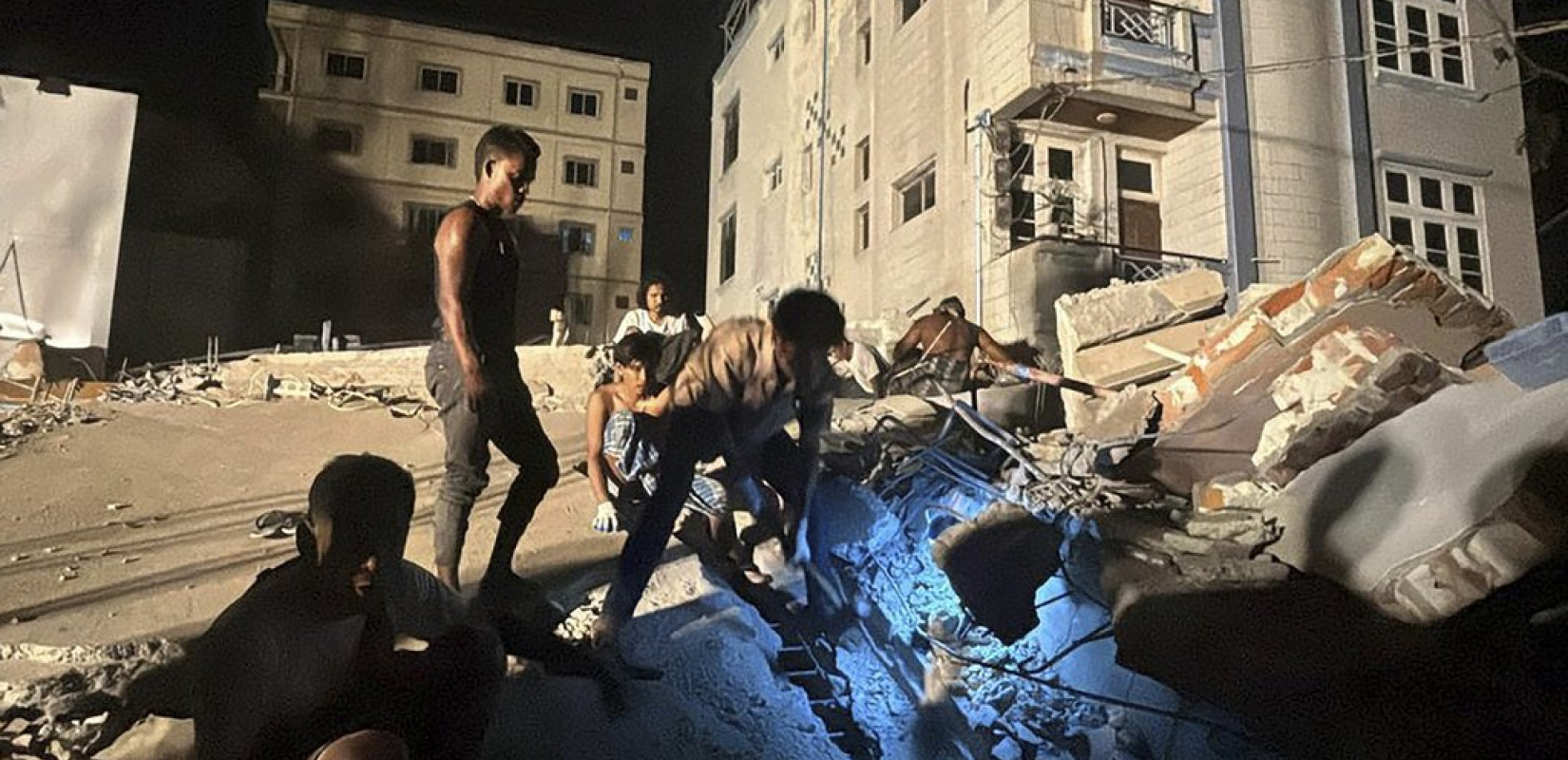 Μιανμάρ: Τουλάχιστον επτά εκπαιδευτικοί και πέντε μαθητές παραμένουν παγιδευμένοι σε λύκειο που κατέρρευσε