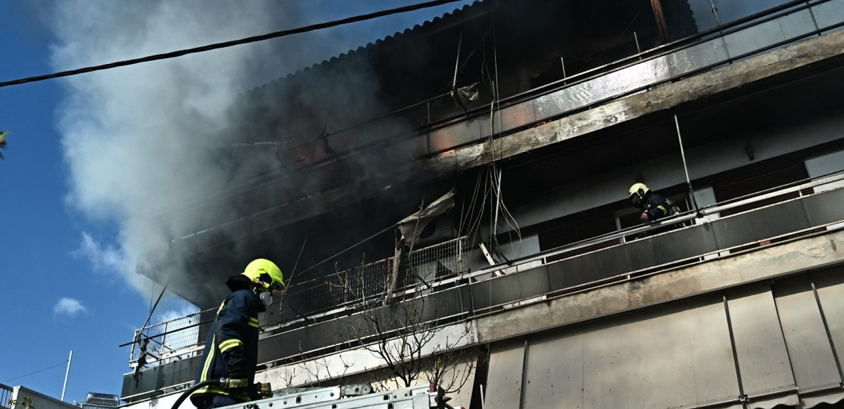 Χαϊδάρι: Υπό έλεγχο η μεγάλη φωτιά σε διαμέρισμα - Αποκλείστηκαν άνθρωποι στην ταράτσα, απεγκλωβίστηκαν δύο άτομα