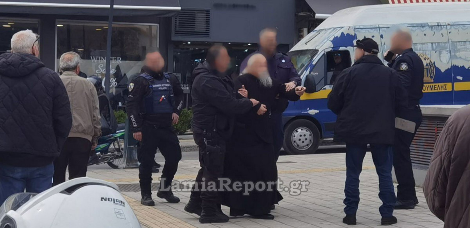 Λαμία: Στο ψυχιατρείο ο ιερέας που επιτέθηκε σε αστυνομικούς