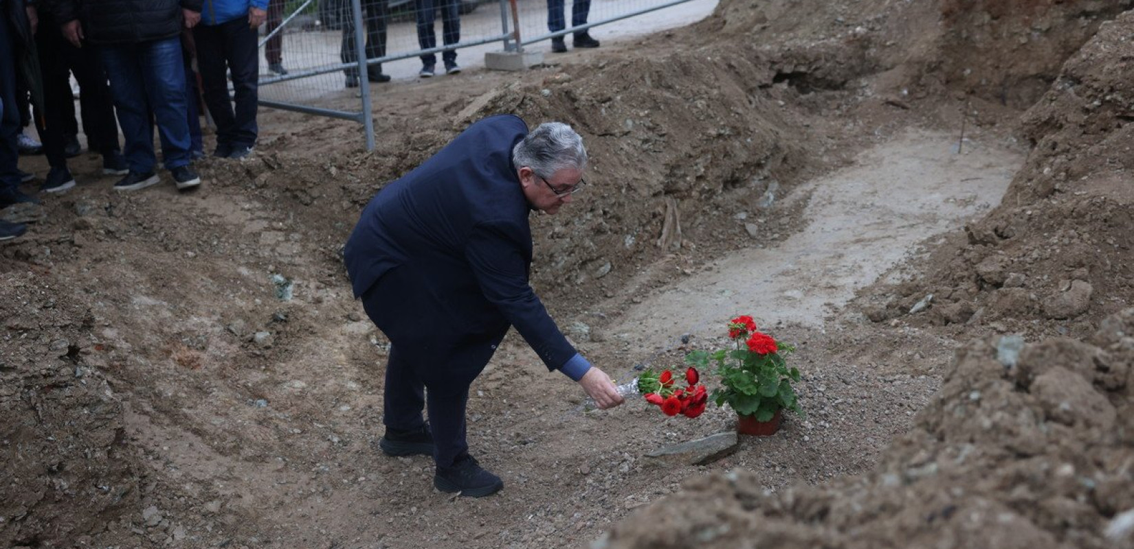 Θεσσαλονίκη: Στους ομαδικούς τάφους εκτελεσμένων κοντά στο Γεντί Κουλέ ο Δ. Κουτσούμπας