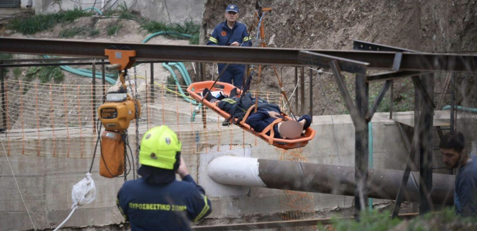 Λάρισα: Εργατικό ατύχημα σε έργα της πόλης - 55χρονος εργάτης έπεσε σε φρεάτιο (βίντεο)