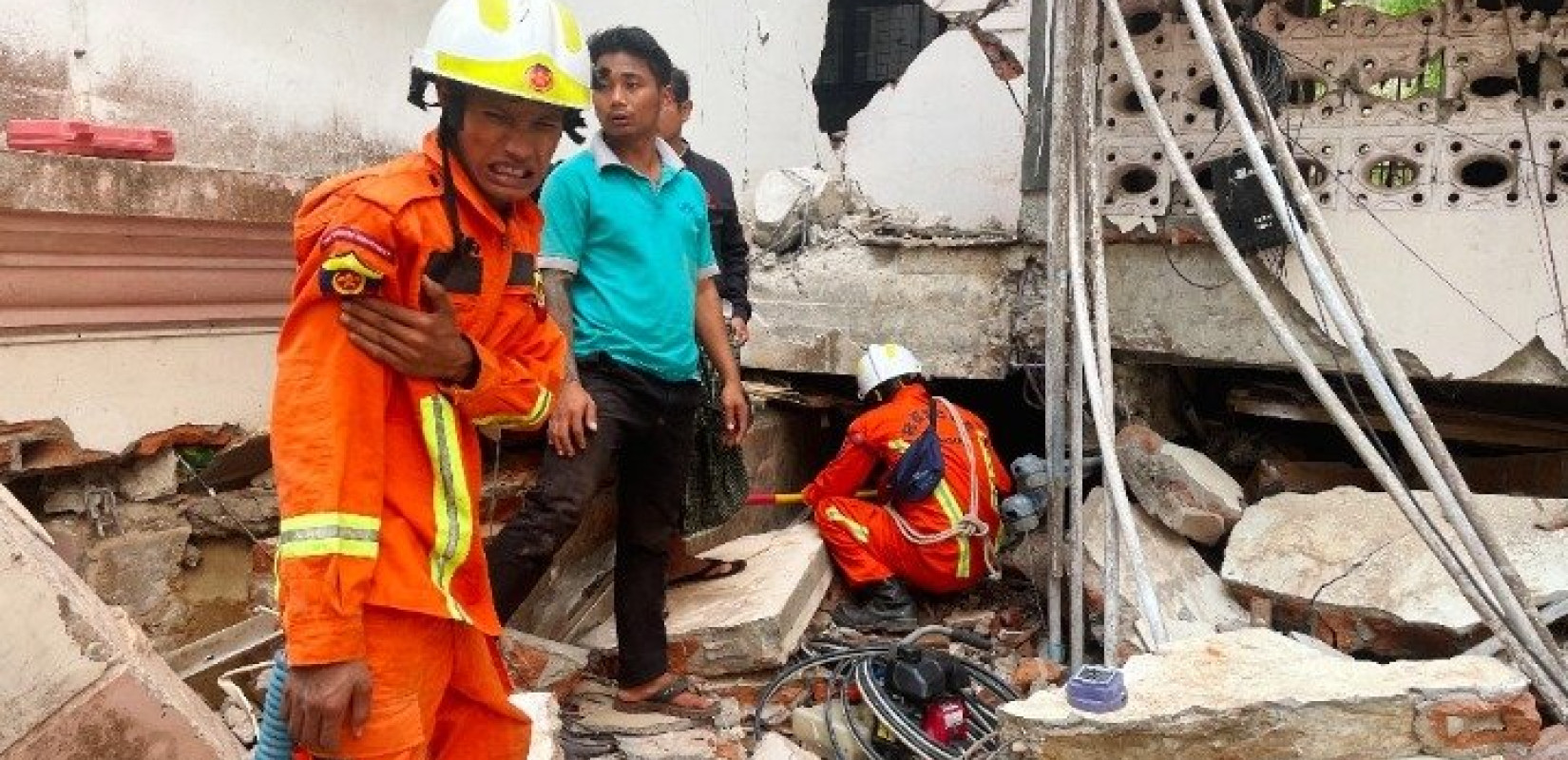 Μιανμάρ: Περισσότεροι από 90 άνθρωποι έχουν παγιδευτεί στα συντρίμμια έξι ορόφων ενός δωδεκαώροφου κτιρίου