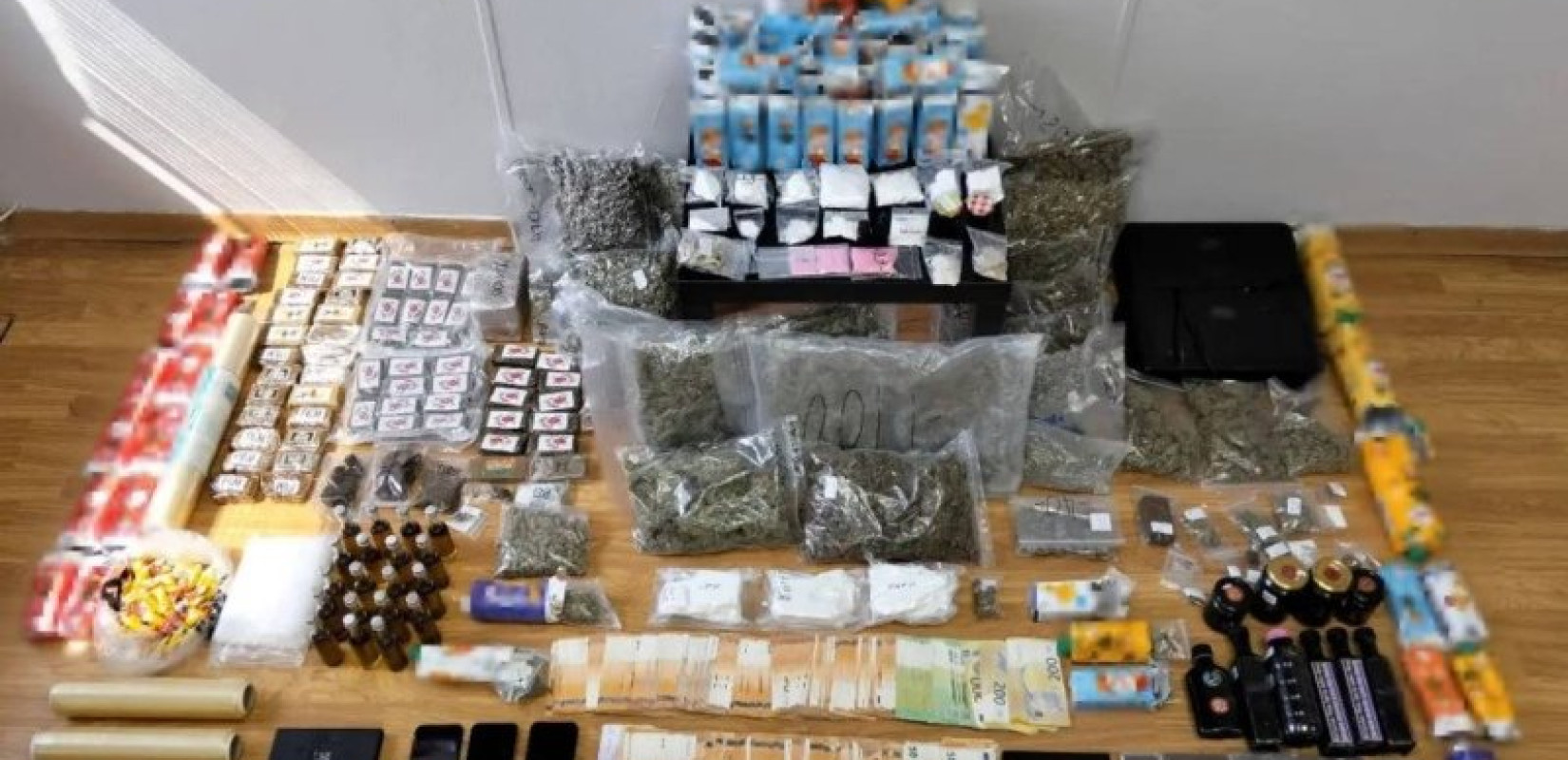 Αττική: Εξαρθρώθηκε εγκληματική οργάνωση με 11 είδη ναρκωτικών - Έκρυβαν τα ναρκωτικά σε κουτάκια χυμού και συσκευασίες τροφίμων