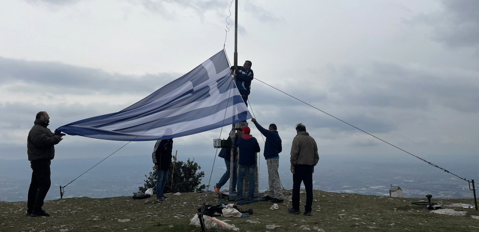Ξάνθη: Εθελοντές τοποθέτησαν καινούργια Ελληνική σημαία στο Αυγό