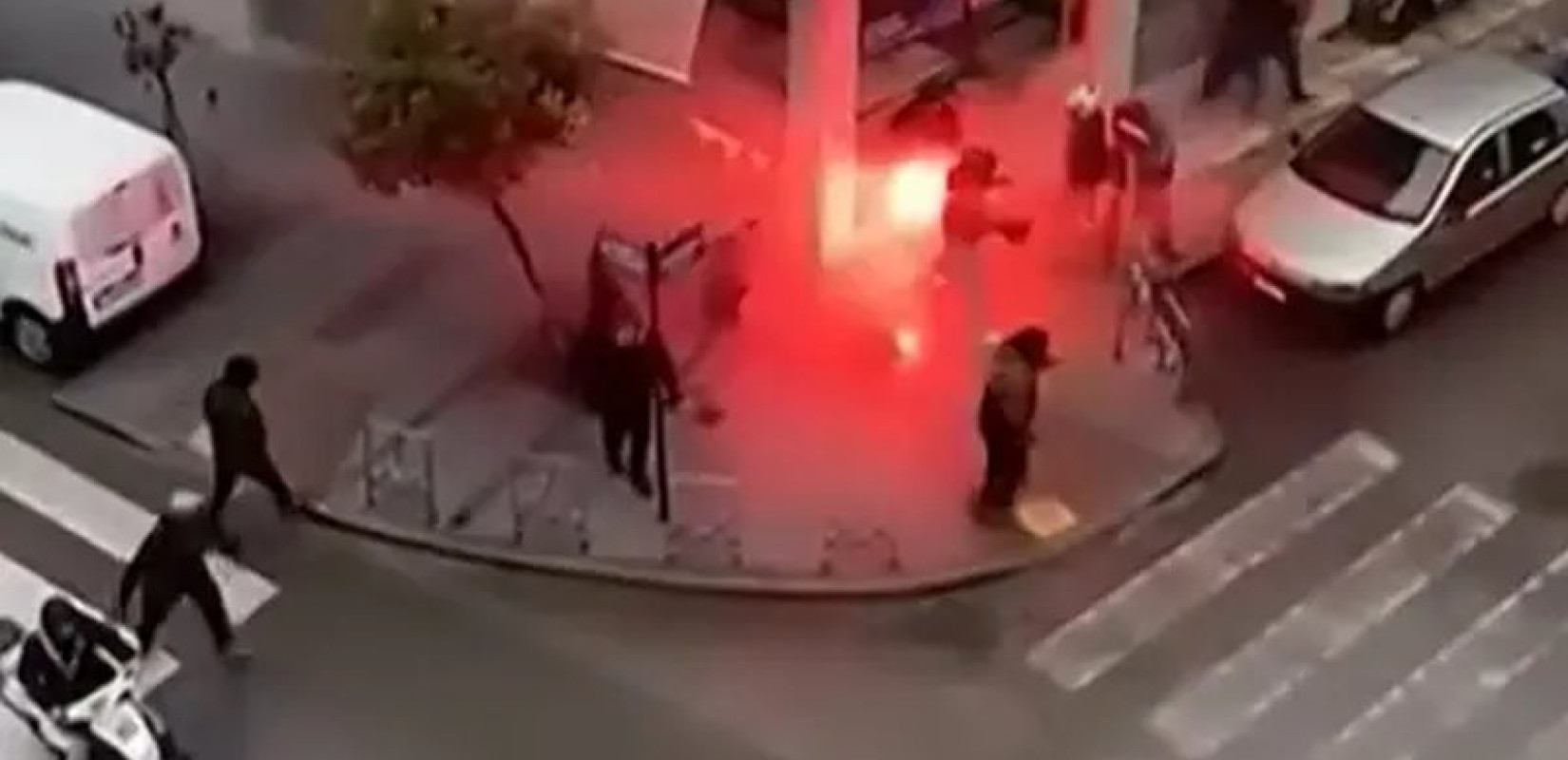 Οπαδικό επεισόδιο στη Θεσσαλονίκη: Επιτέθηκαν σε άτομο με αναμμένο πυρσό και μπουνιές στους Αμπελόκηπους (βίντεο) Οπαδικό επεισόδιο στη Θεσσαλονίκη: Επιτέθηκαν σε άτομο με αναμμένο πυρσό και μπουνιές στους Αμπελόκηπους (βίντεο)