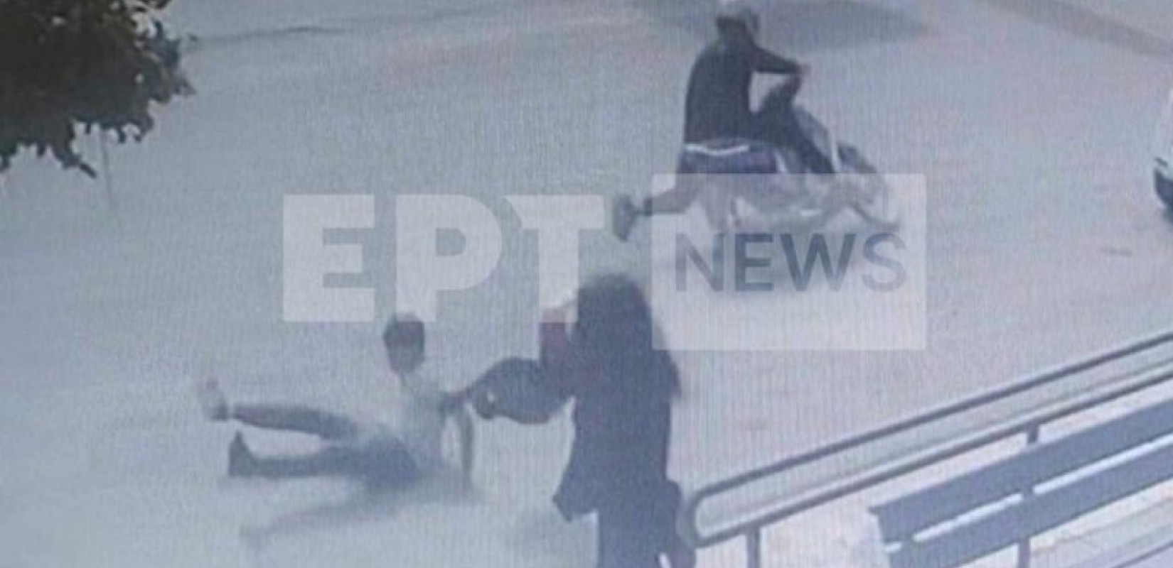 Χανιά: Η στιγμή που μηχανάκι παρασέρνει 13χρονο παιδί και το εγκαταλείπει (βίντεο) Χανιά: Η στιγμή που μηχανάκι παρασέρνει 13χρονο παιδί και το εγκαταλείπει (βίντεο)