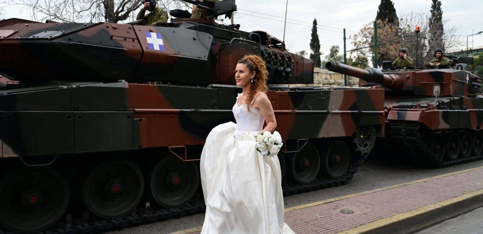 Ζευγάρι γιόρτασε την επέτειο του γάμου του στην στρατιωτική παρέλαση στο Σύνταγμα