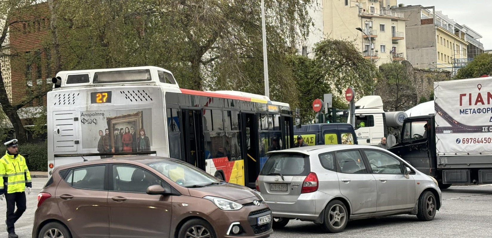 Θεσσαλονίκη: Λεωφορείο «κόλλησε» στον Βαρδάρη – Κυκλοφοριακό κομφούζιο στην περιοχή (βίντεο)