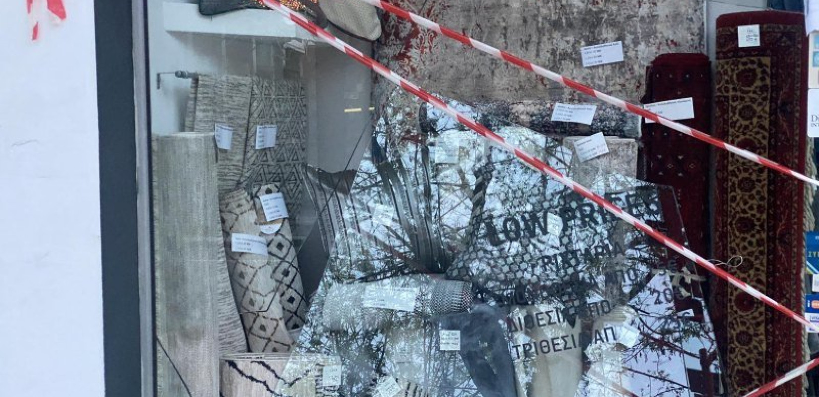 Θεσσαλονίκη: Μηχανάκι έπεσε σε βιτρίνα καταστήματος στο κέντρο