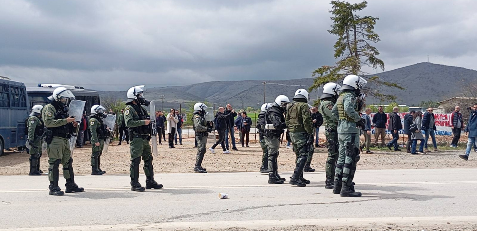 Κοζάνη: Επεισόδια διαδηλωτών με ΜΑΤ την ώρα της επίσκεψης Μητσοτάκη στον ΑΗΣ - Δείτε βίντεο
