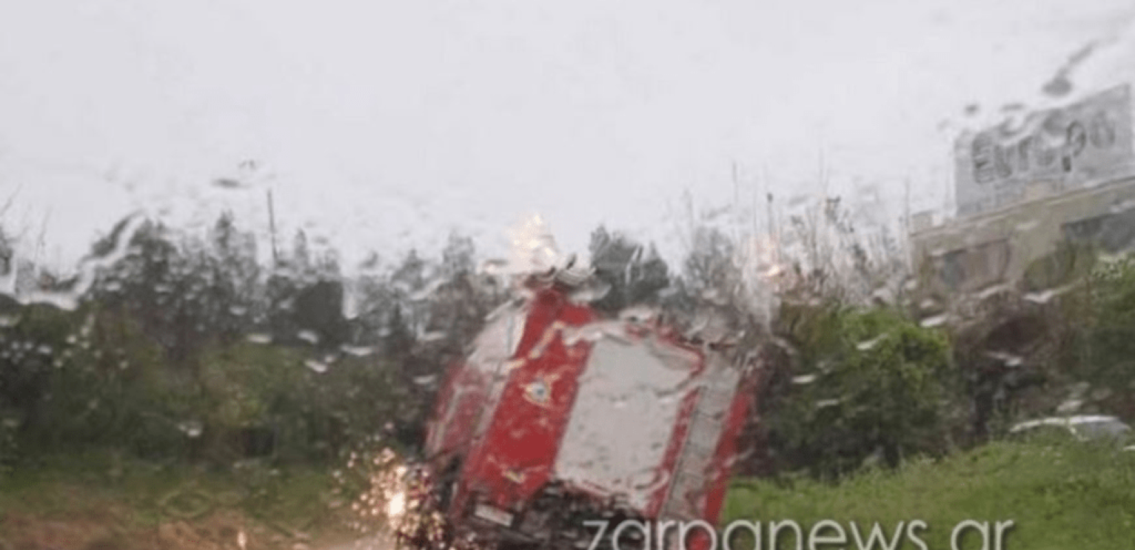 Χανιά: Όχημα της πυροσβεστικής έπεσε σε χαντάκι λόγω της κακοκαιρίας