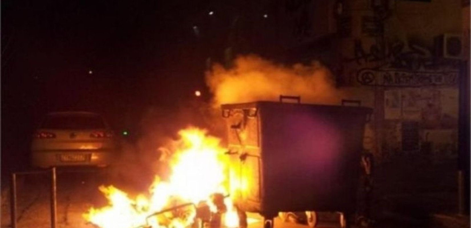 Θεσσαλονίκη: Άγνωστοι έβαλαν φωτιά σε κάδο απορριμμάτων