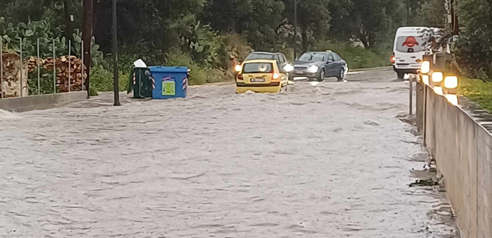Χανιά: Οι δρόμοι μετατρέπονται σε χειμάρρους από την κακοκαιρία - Απεγκλωβίζονται οδηγοί