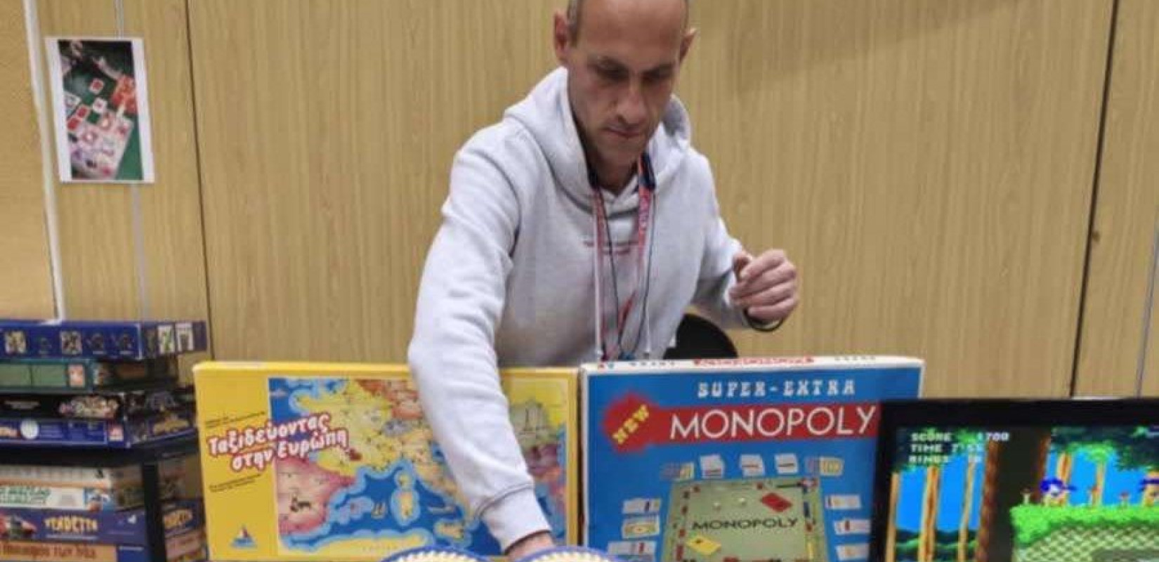 Ο Θεσσαλονικιός που κράτησε όλα τα παιδικά του παιχνίδια και προσπαθεί να τραβήξει τα παιδιά από τις οθόνες