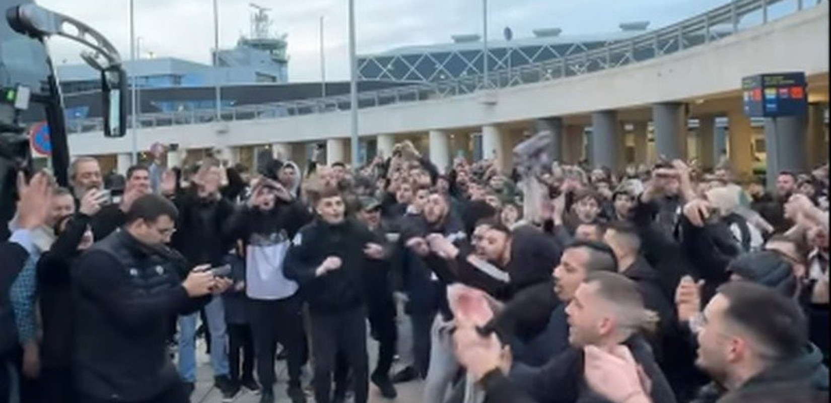 Θεσσαλονίκη: Οπαδοί του ΠΑΟΚ αποθέωσαν την ομάδα μπάσκετ στο αεροδρόμιο (βίντεο)
