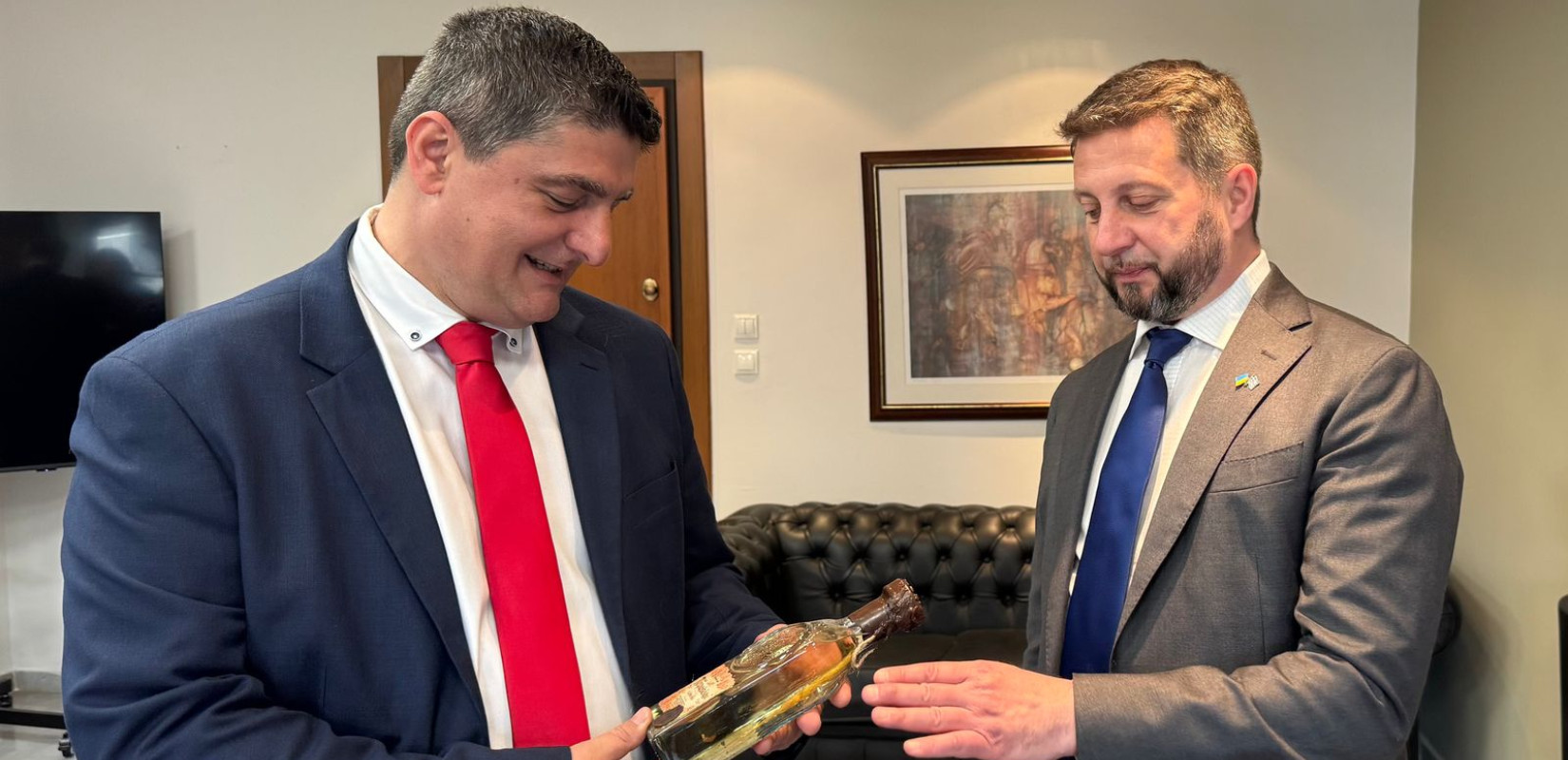 Επίσκεψη του Ουκρανού Προξένου στον Δήμαρχο Πέλλας, με δώρα από την Ουκρανική Λογοτεχνία