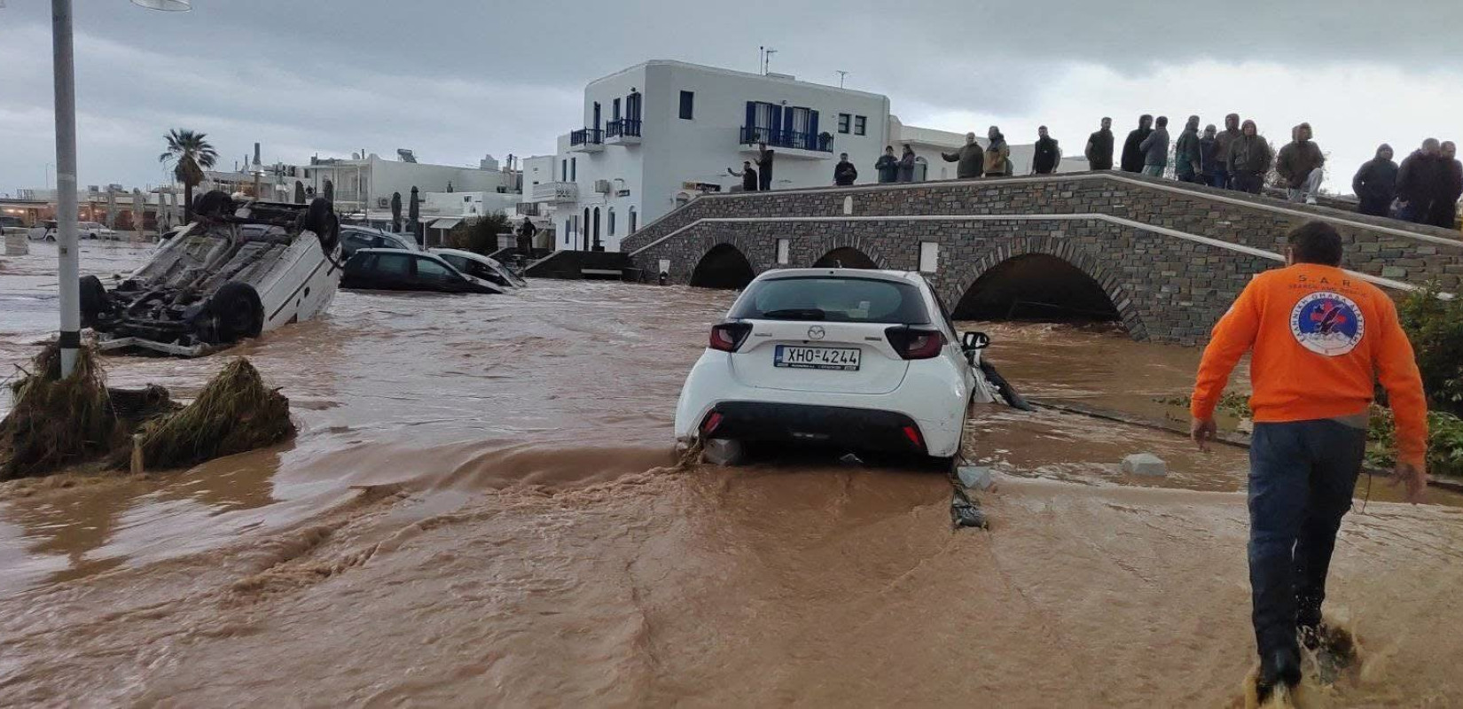 Κυκλάδες - κακοκαιρία: Πλημμύρες σε δρόμους της Πάρου (βίντεο)