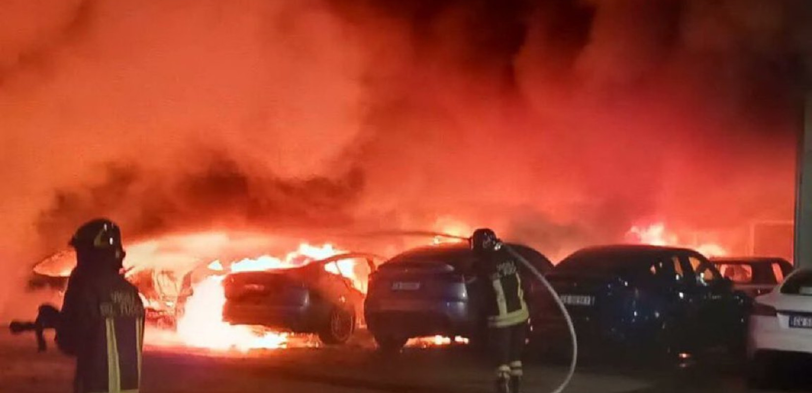 Ιταλία: Φωτιά σε αντιπροσωπεία των Tesla στη Ρώμη - Κάηκαν 17 οχήματα (βίντεο)