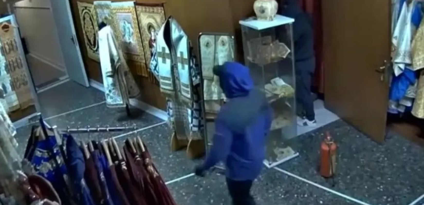 Θεσσαλονίκη: Η στιγμή που διαρρήκτες εισβάλλουν σε βιοτεχνία με εκκλησιαστικά ενδύματα (βίντεο)