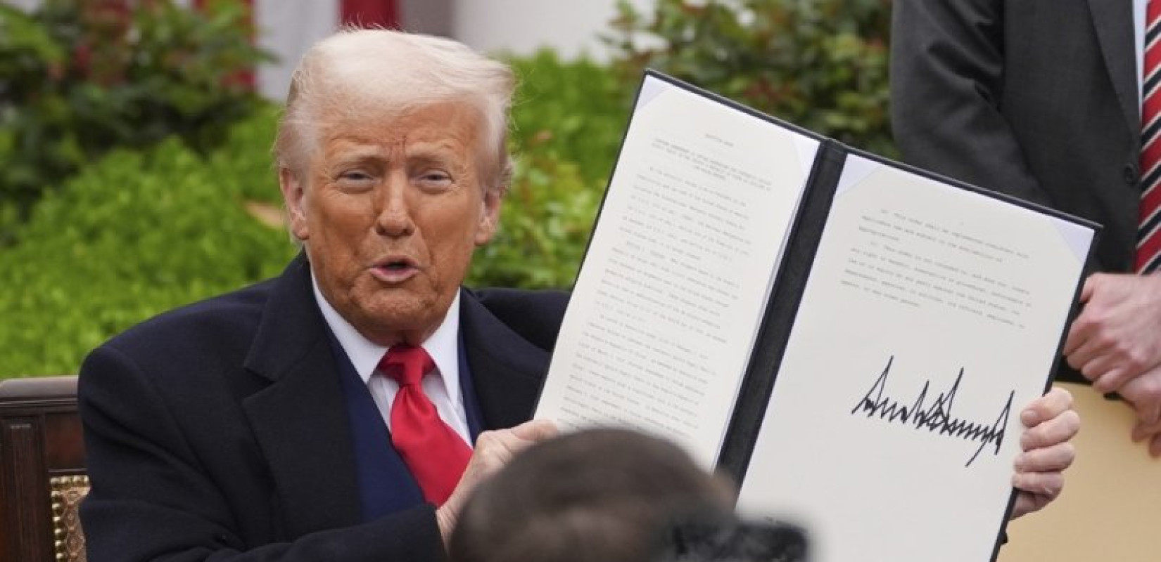 Ο Τραμπ επιτίθεται στο Ανώτατο Δικαστήριο: Γελοία, ηλίθια και πολύ πολωτική η απόφασή τους