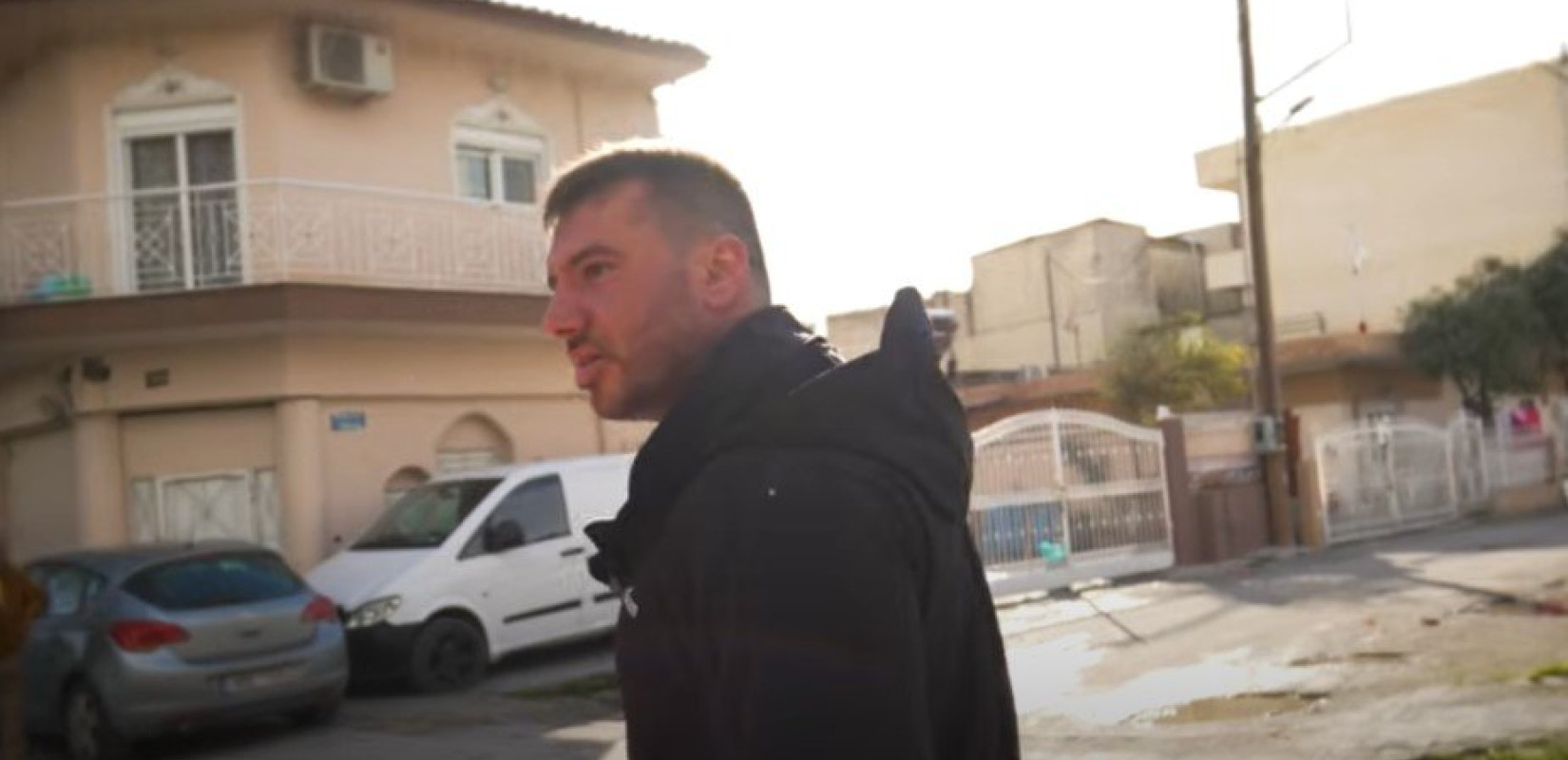Youtuber «εισέβαλε» στον Δενδροπόταμο - Διακίνηση και χρήση ναρκωτικών δίπλα από το αστυνομικό μέγαρο (βίντεο)