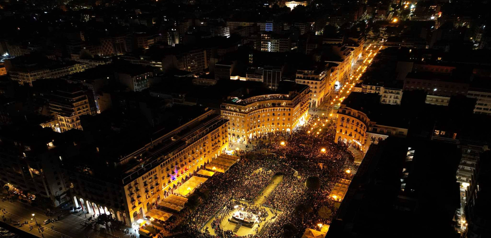 Εντυπωσιακές εικόνες από την συνάντηση των πέντε Επιταφίων στην πλατεία Αριστοτέλους (Φωτό)