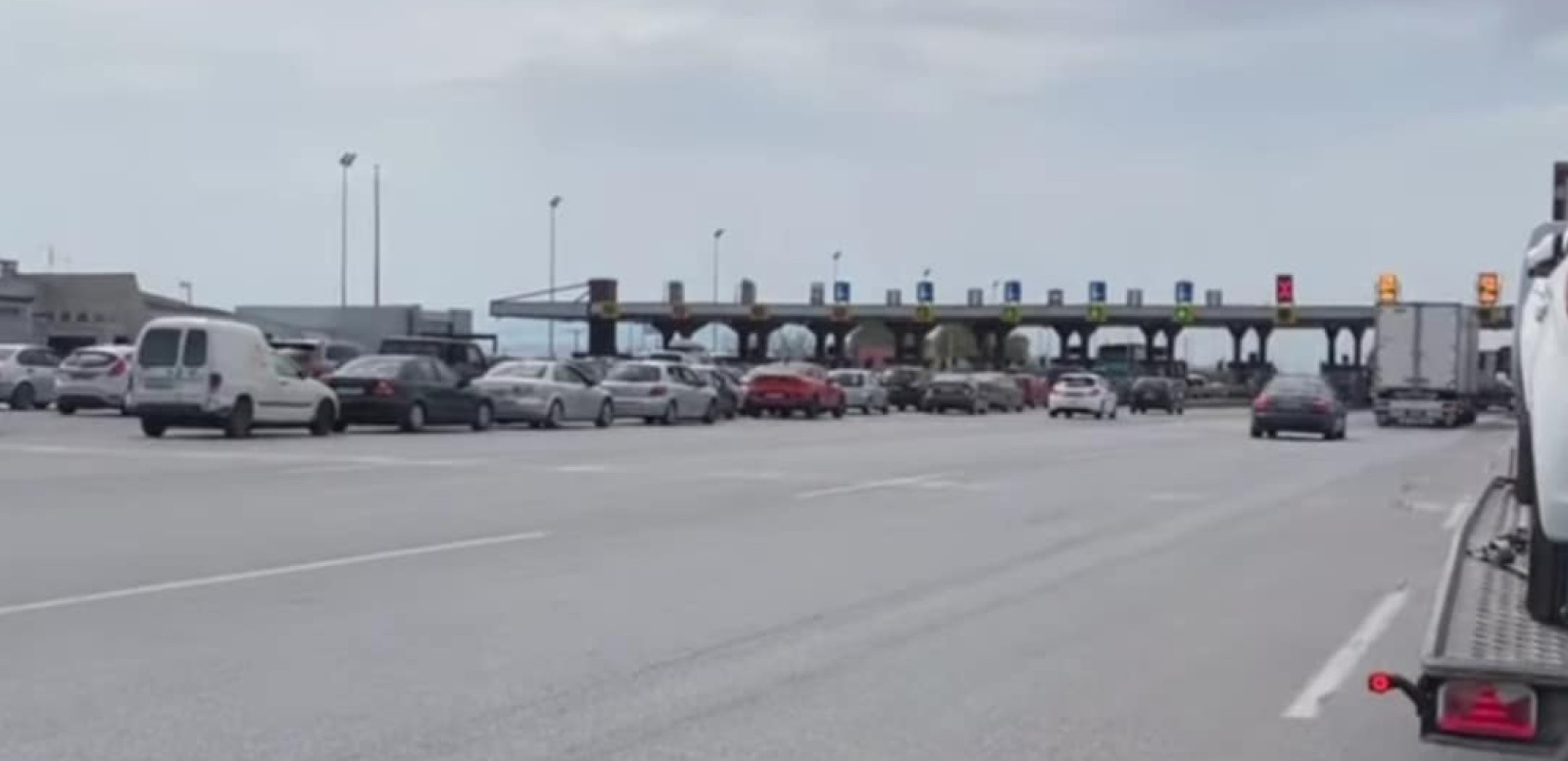 Θεσσαλονίκη: Κορυφώνεται η έξοδος των εκδρομέων για το Πάσχα - Μεγάλη αναμονή στα διόδια των Μαλγάρων (βίντεο)