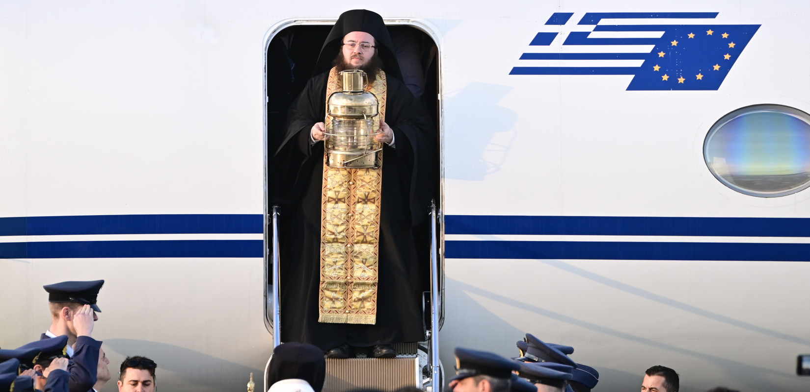 Στο «Eλευθέριος Βενιζέλος» το Άγιο Φως: Πότε θα φθάσει στη Θεσσαλονίκη