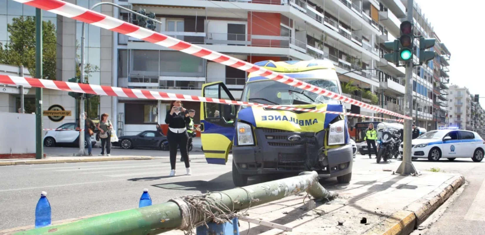 Αθήνα: Ασθενοφόρο προσέκρουσε σε κολώνα φωτισμού η οποία έπεσε και καταπλάκωσε πεζούς